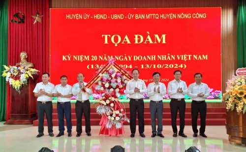 Lãnh đạo huyện Nông Cống tặng hoa chúc mừng Hiệp hội doanh nghiệp huyện..jpg