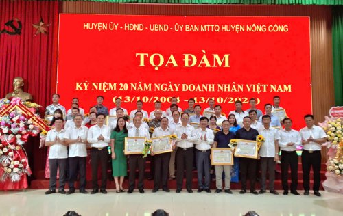 Huyện Nông Cống tôn vinh, khen thưởng cho các doanh nghiệp có thành tích xuất sắc trong sản xuất kinh doanh..jpg