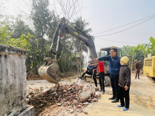 Ảnh 1 Nhiều hộ dân ở các địa phương đã tình nguyện hiến đất, di dời tường rào, cổng ngõ để mở rộng đường giao thông nông thôn..jpg